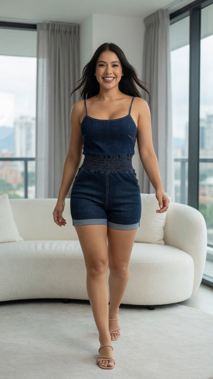 Mujer caminando con el Enterizo Tulum en azul oscuro y bota con doblez